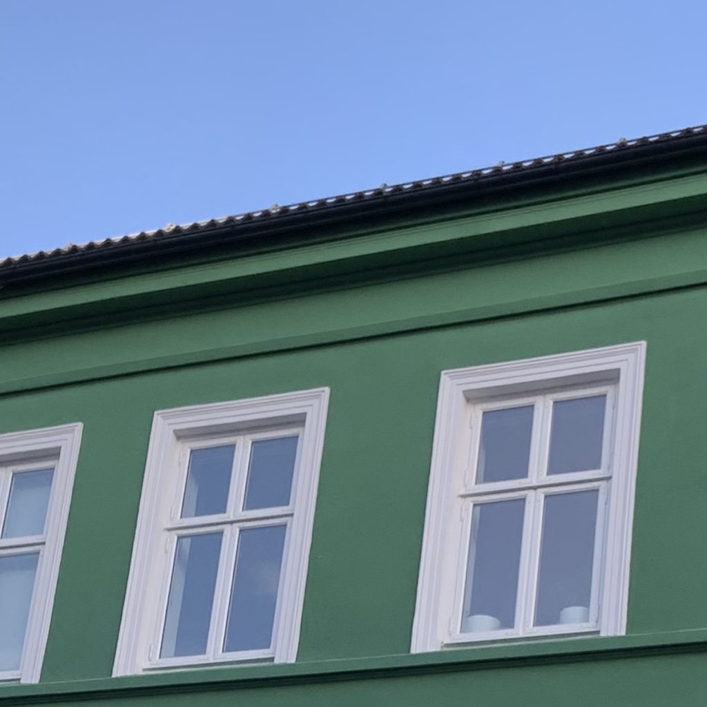 Bilde av grønnmalt fasade med grønne vinduer