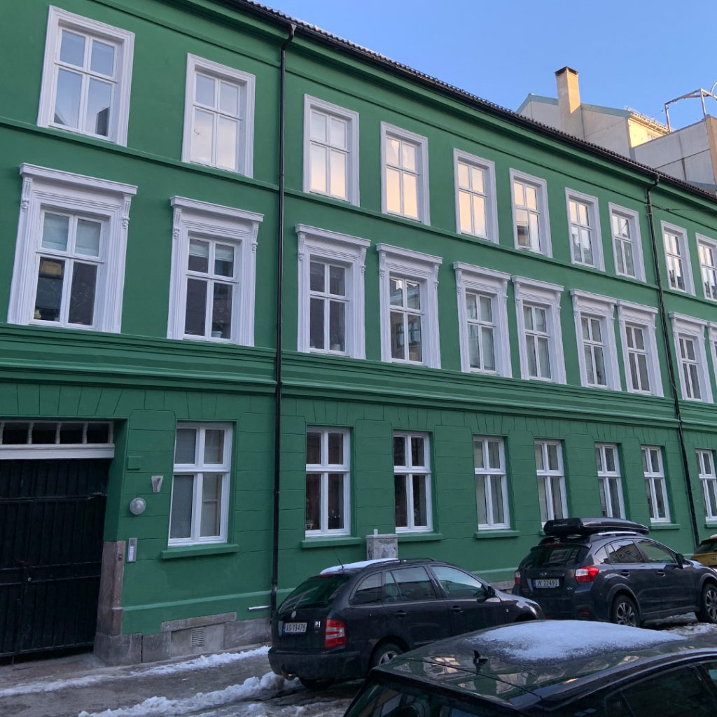 Bilde av boligbygg med grønnmalt fasade, i Heimdalsgata
