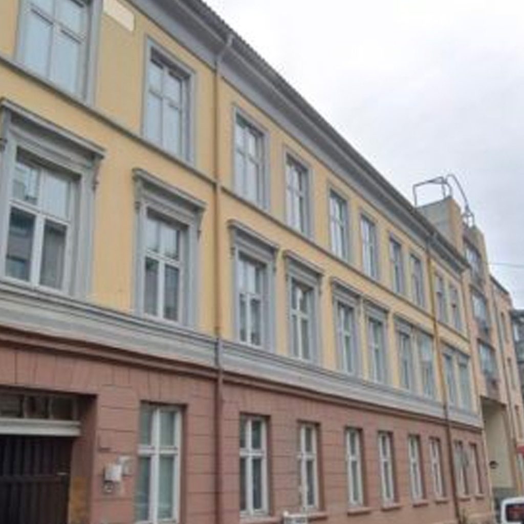 Bilde av boligblokk med fasade malt i gult og brunt, i Heimdalsgata