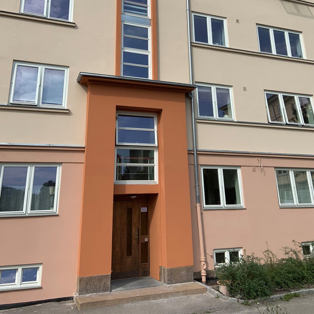 Bilde av bruntmalt fasade, i Svanengen Borettslag