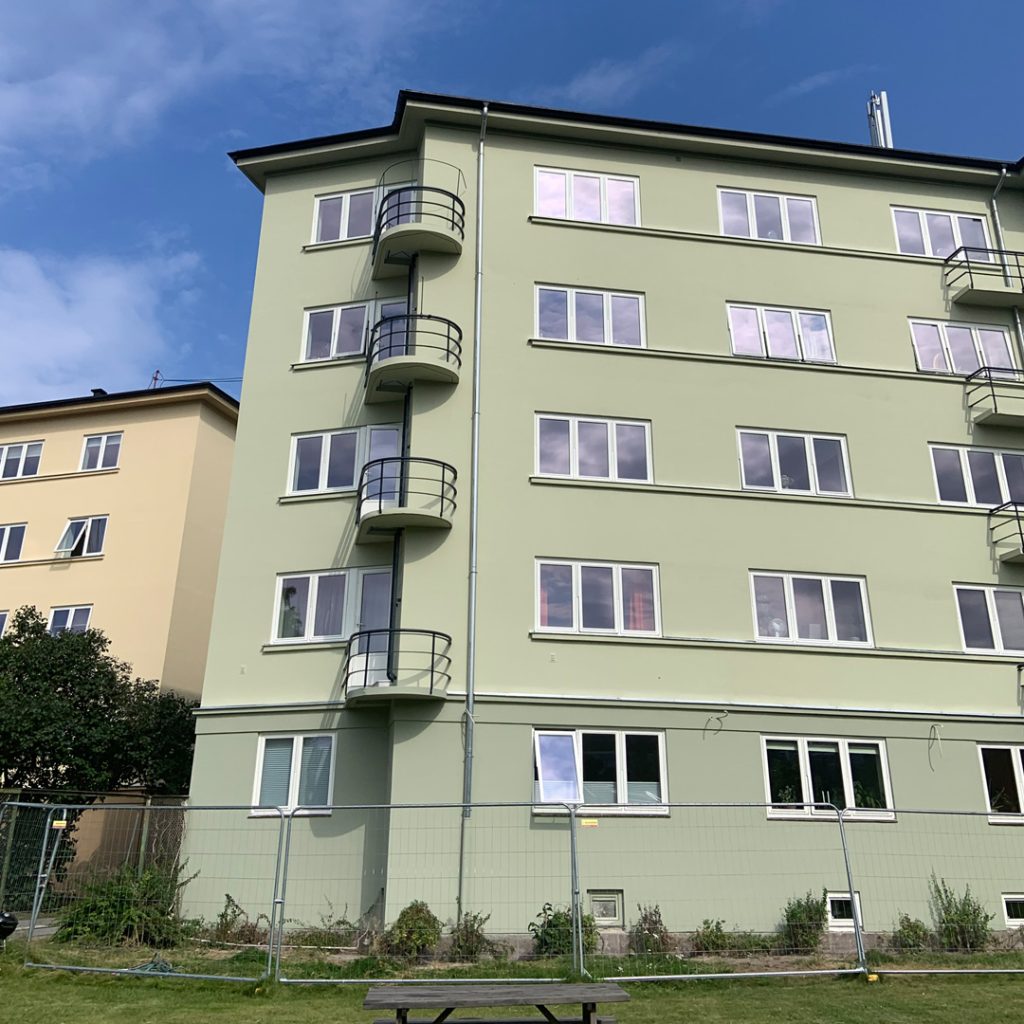 Bilde av boligblokk med grønnmalt fasade, i Svanengen Borettslag